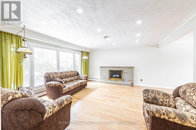 Building Photo - 83 Deep Dene Dr