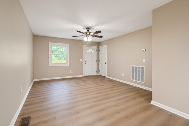 Building Photo - 7 Woodhaven Dr