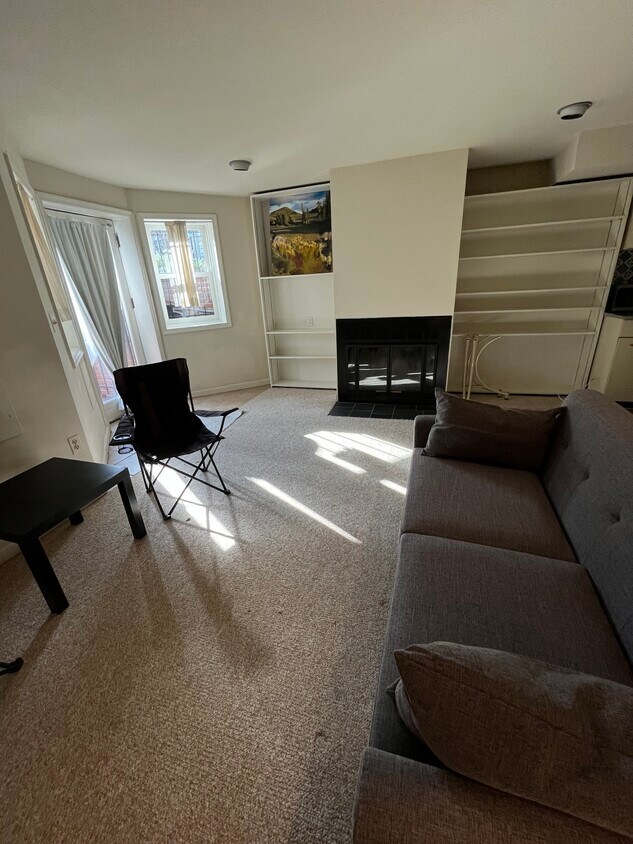 Foto principal - 504 E St NE