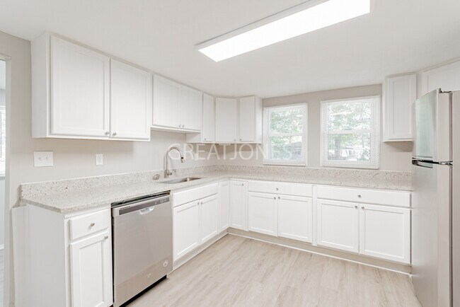 Building Photo - NOW OFFERING 1-MONTH FREE OFF FIRST FULL M...