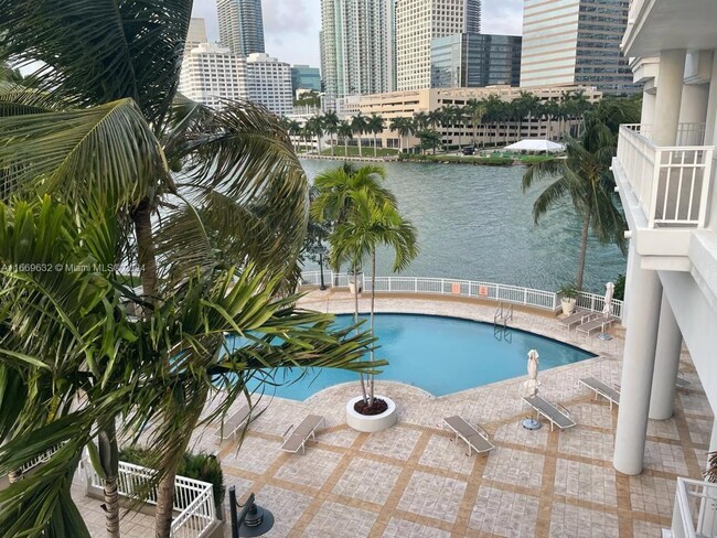 Foto del edificio - 801 Brickell Key Blvd