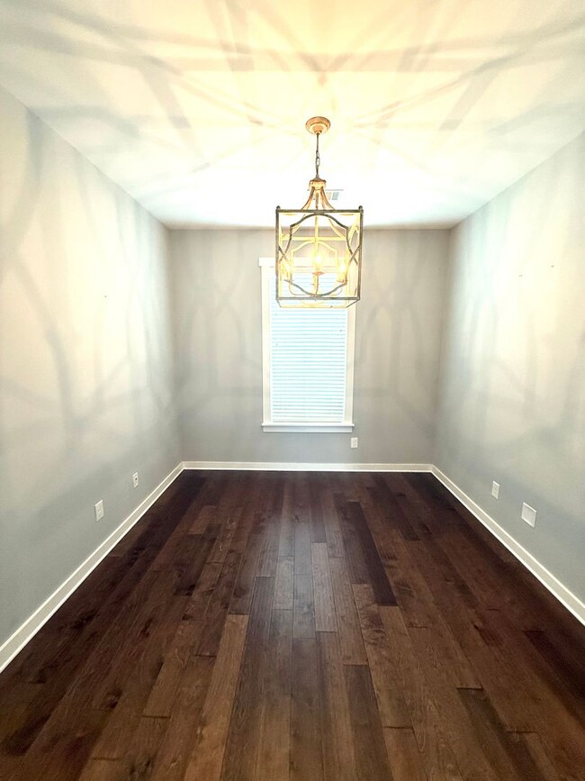 Building Photo - ** 4 Bed 2.5 Bath Located beside Park Cros...