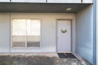 Building Photo - 6202 Skyline Dr