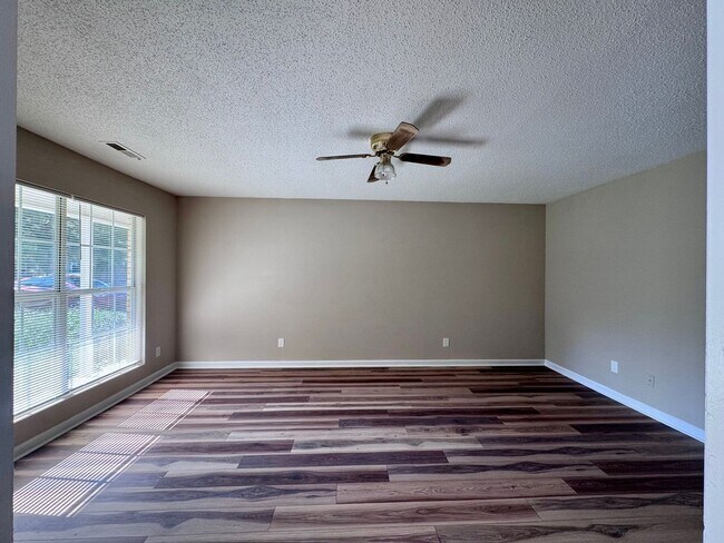 Foto del edificio - 352 Leafmore Rd SW