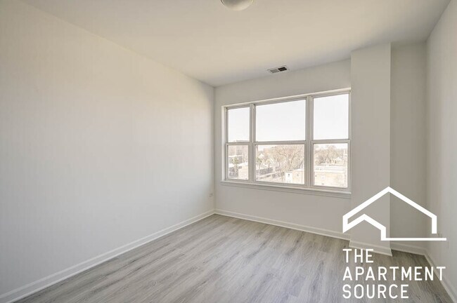 Foto del edificio - 1544 W Glenlake Ave