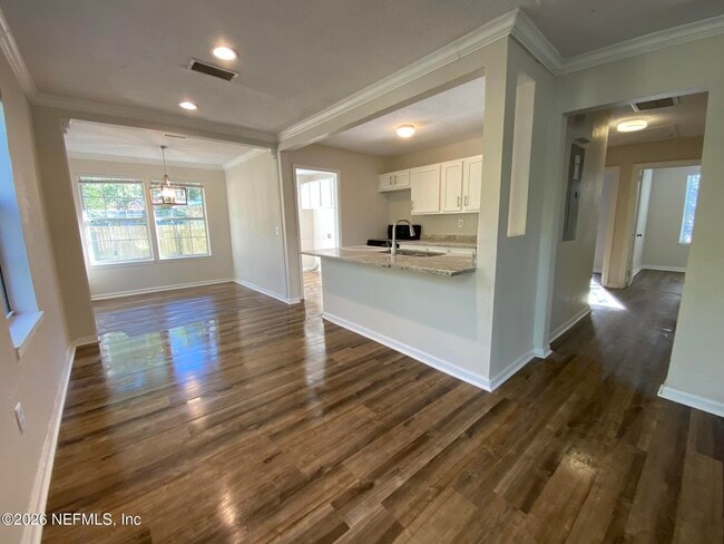 Building Photo - 4550 Crescent St