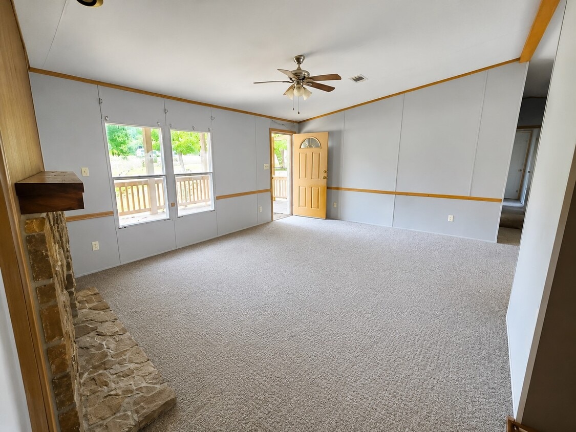 Building Photo - 573 Bluebonnet