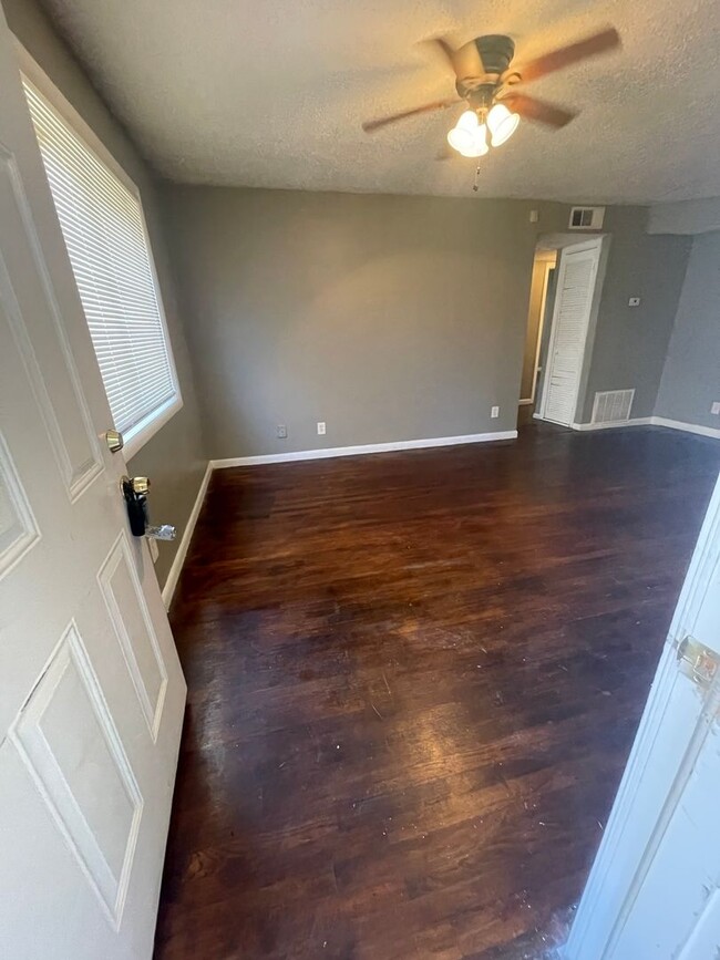 Building Photo - LOOKING FOR IMMEDIATE MOVE IN!  Cozy 2 bed...