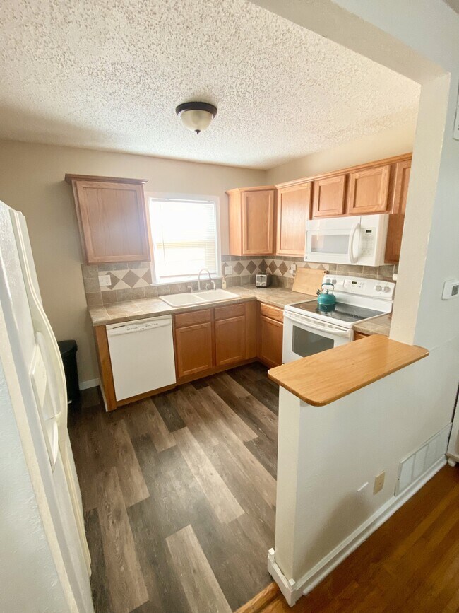 Foto del edificio - 1258 N Crestway St