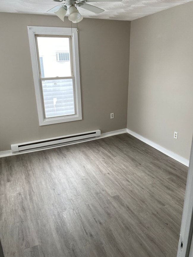 Building Photo - 712 S Irving Ave