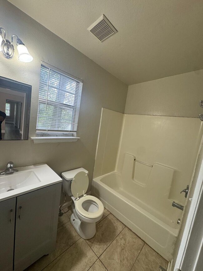 Building Photo - 1807 Jackson Bluff Rd