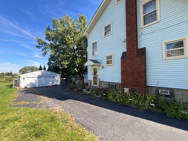 Building Photo - 354 E Indianola Ave