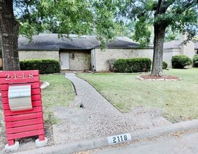Building Photo - 2118 Briarcrest Dr