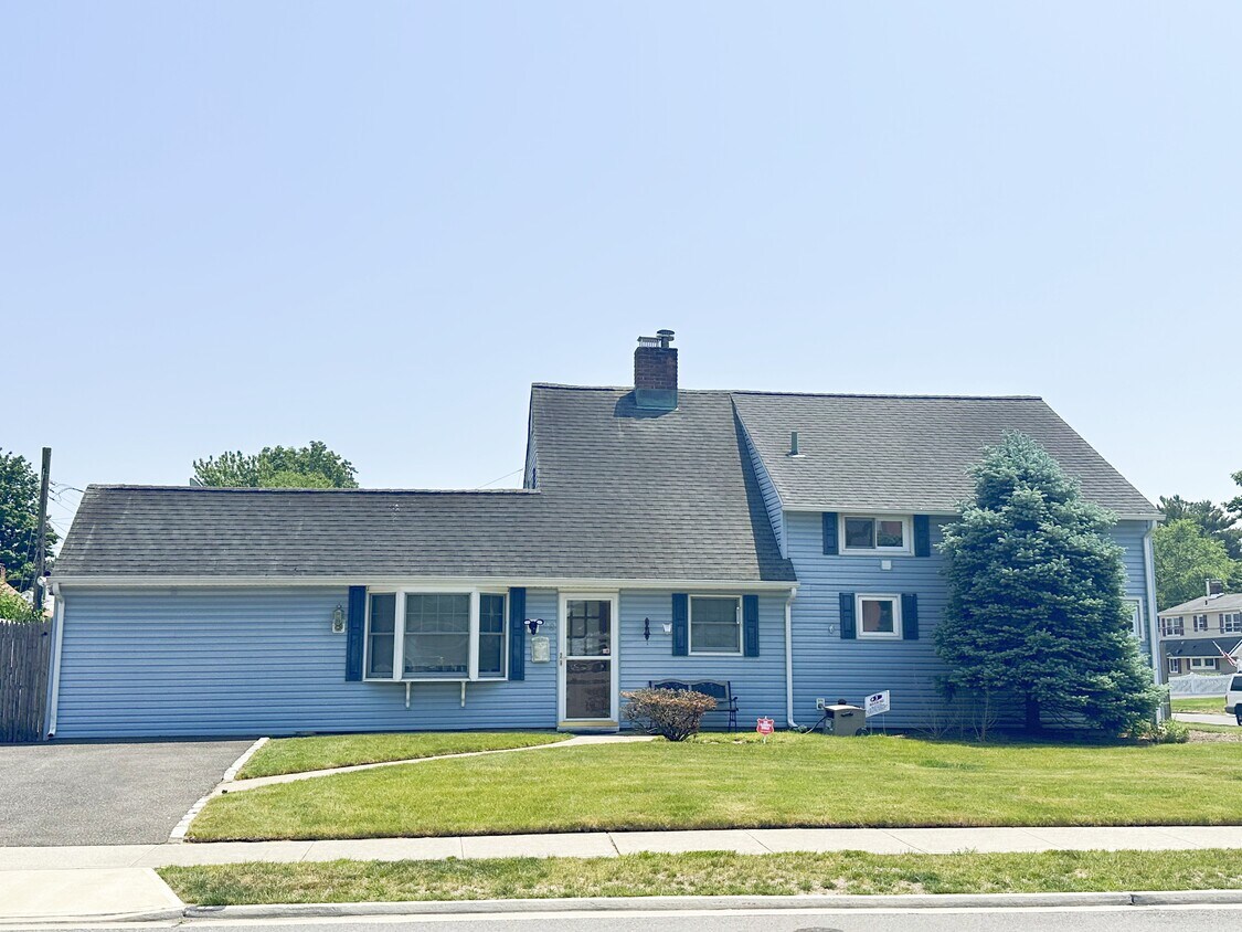 Primary Photo - 68 Land Ln