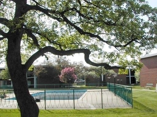 Building Photo - 140 E Lake St