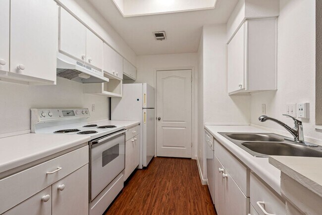 Foto del edificio - 6000 Shepherd Mountain Cove