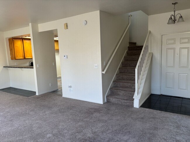 Building Photo - Conveniently Located Next to Light Rail an...