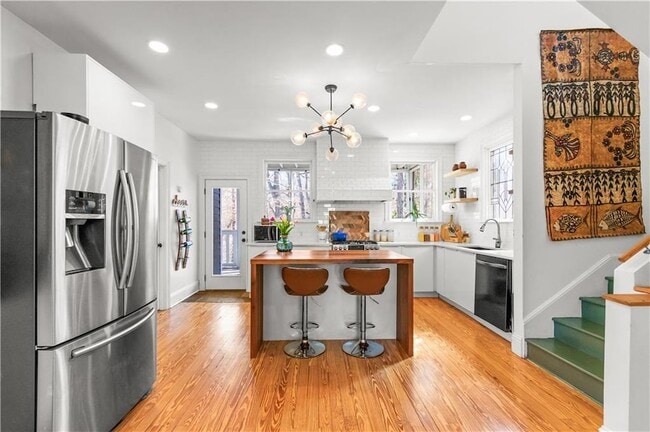 Photo - 565 Harold Ave NE House