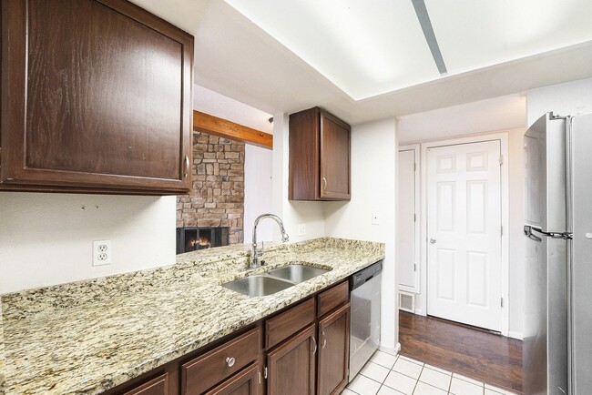 Foto del edificio - Charming 2 Bed, 2 Bath Condo with Loft in ...