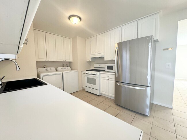 Building Photo - AVAILABLE NOW!! Charming 3 Bed/ 2 Bath In ...