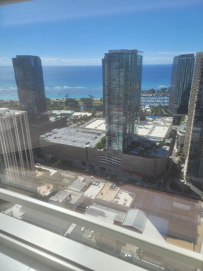 Building Photo - 1009 Kapiolani Blvd