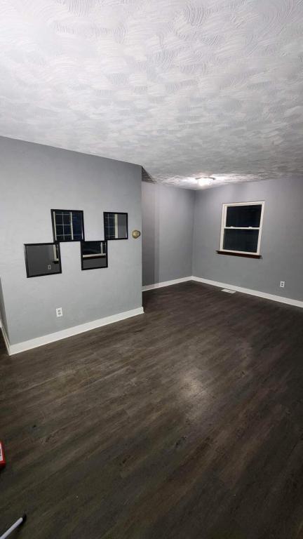 Building Photo - 1433 E 35th Ct