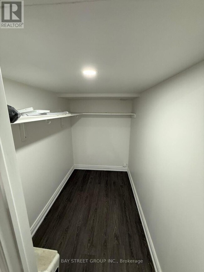 Photo du bâtiment - 68 St Joan of Arc Ave