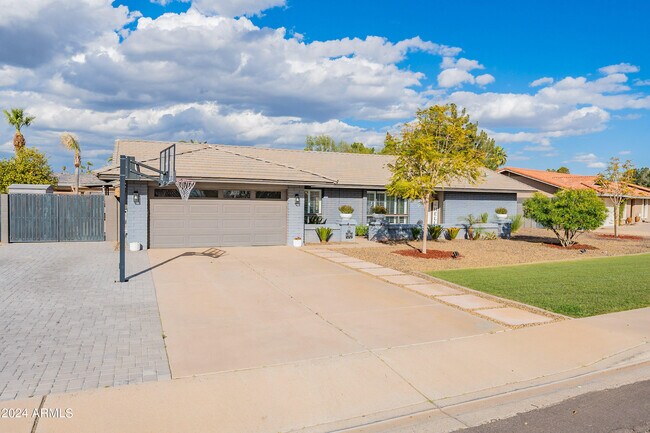 Building Photo - 1142 E Vinedo Ln