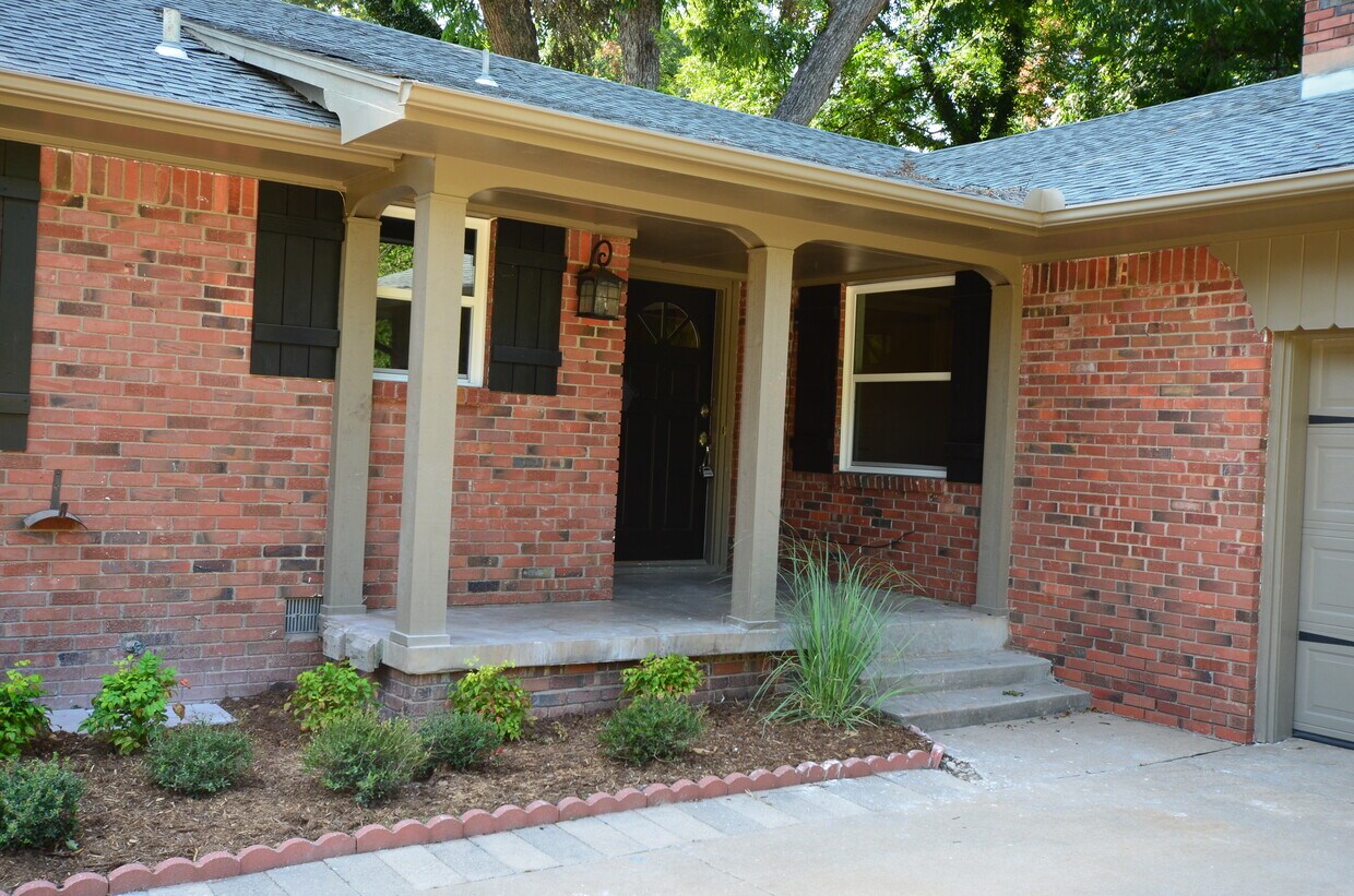 Primary Photo - 1105 W Brooks Street