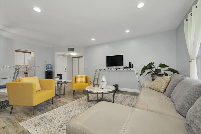 Building Photo - 2676 Carambola Cir N