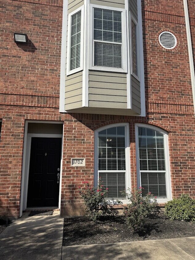 Foto principal - 4 Bedrooms and 4.5 baths in College Station