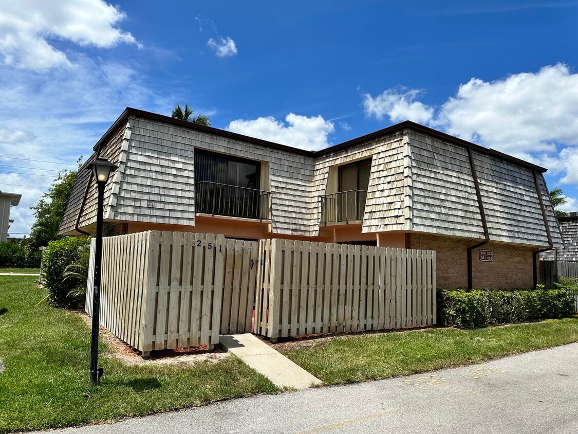 251 Lake Arbor Dr, Palm Springs, FL 33461 Townhome Rentals in Palm Springs FL