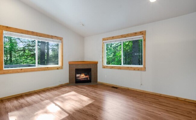 Building Photo - 4 bedroom 2 story home in Sudden Valley