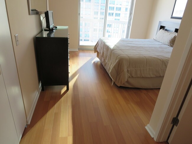 Master Bedroom - 545 N Dearborn St
