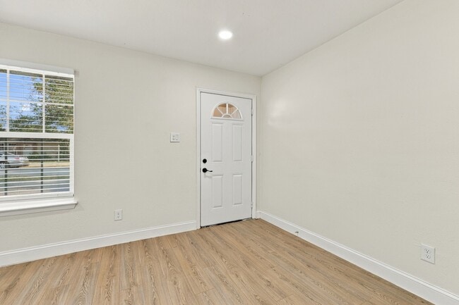 Building Photo - 2BR/1.0BA Home - Arlington