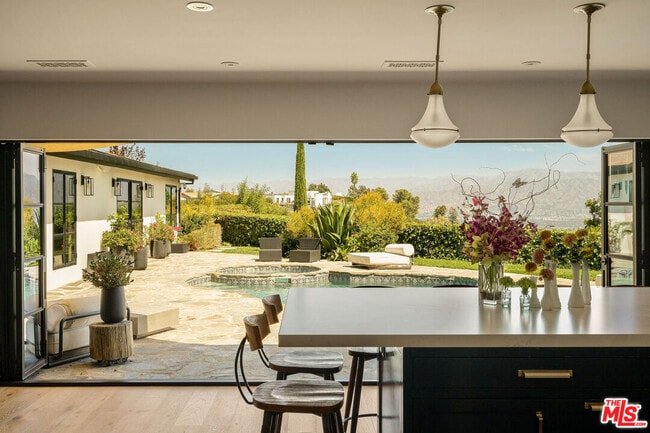 Building Photo - 8251 Skyline Dr