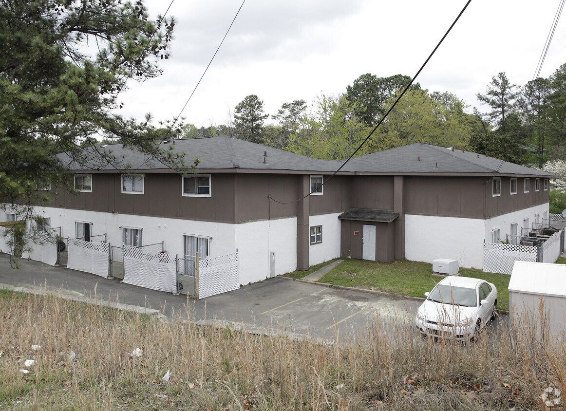 Building Photo - 2990 Macon Dr SE