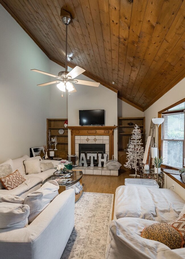 Building Photo - Awesome 5-Points corner Condo!