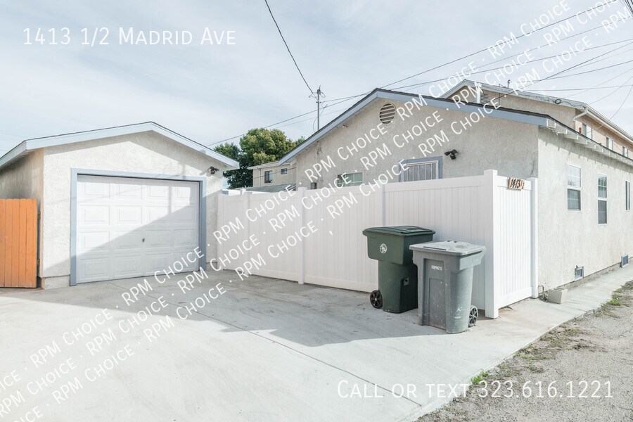 Primary Photo - 1bd/1ba free standing back unit with yard ...