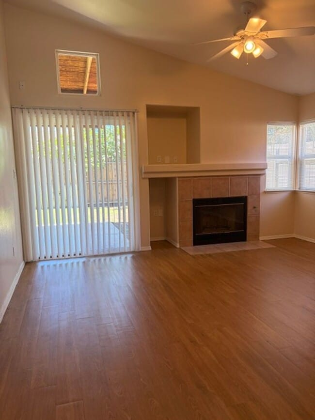 Foto del edificio - 8807 Rollingbay Dr