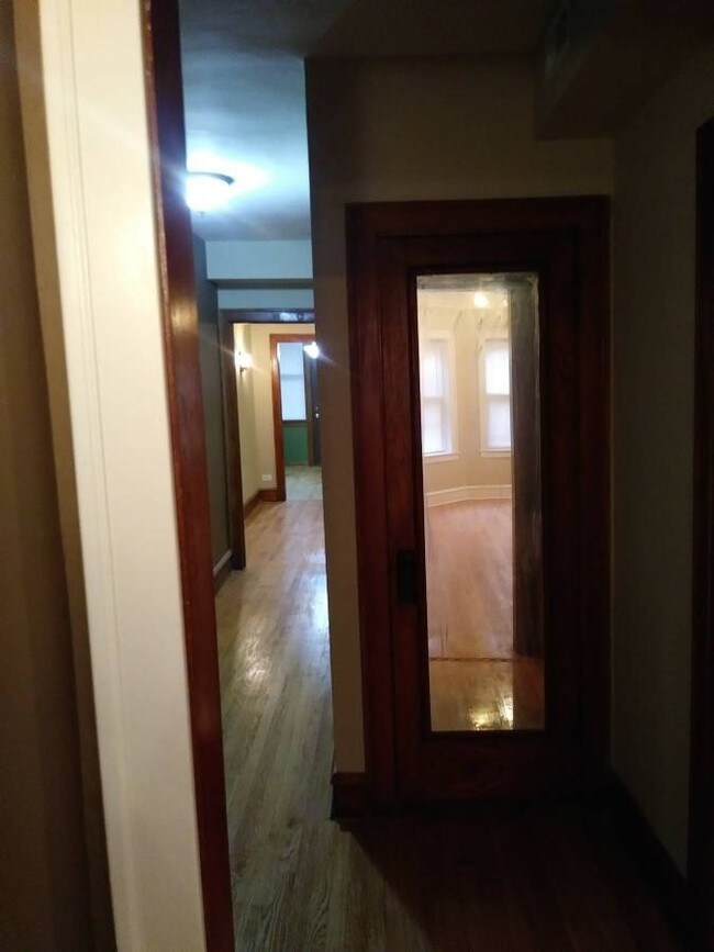 Foto del edificio - 1421 N Leclaire Ave