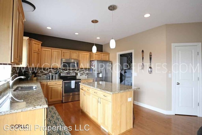 Building Photo - 3 br, 4 bath House - 440 NE Cardinal Ln
