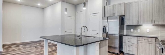 Building Photo - Modern Downtown Studio W/D In-Unit