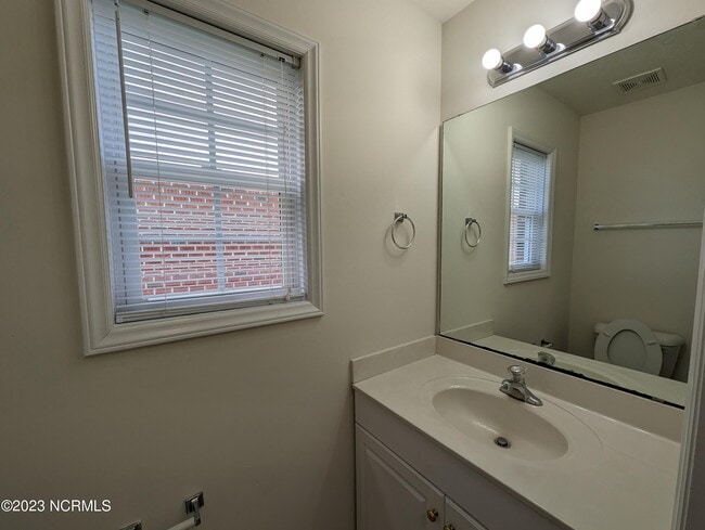 Foto del edificio - 6010 Larson Pl