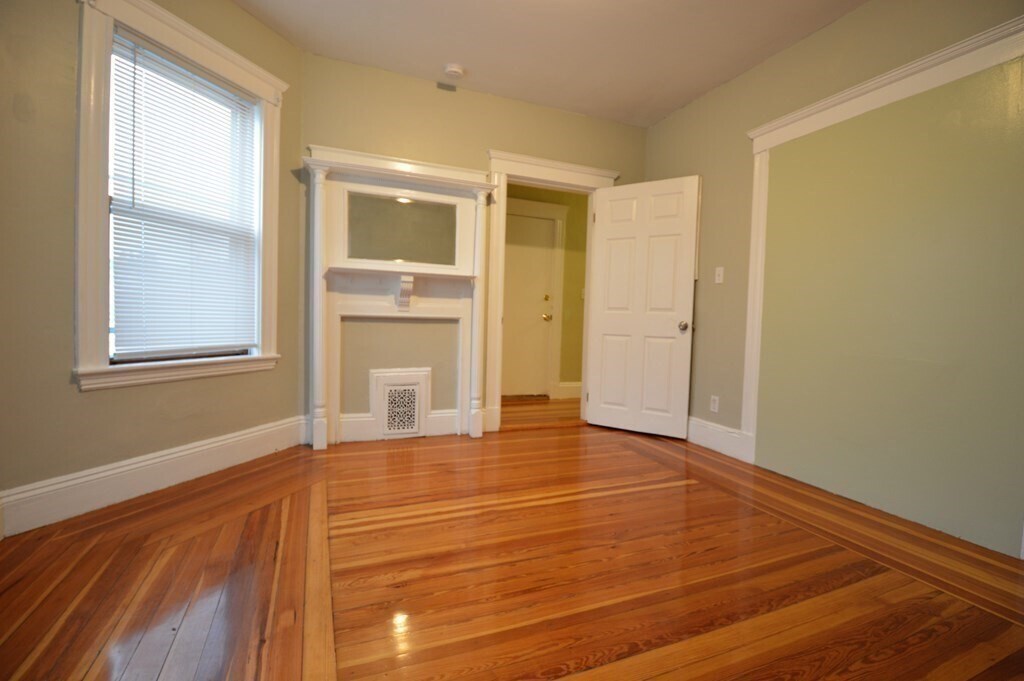 Primary Photo - 18 Perry St