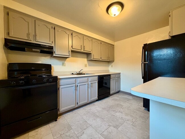 Must-See Two Bedroom Townhouse in Plum! Up... - Must-See Two Bedroom Townhouse in Plum! Up...