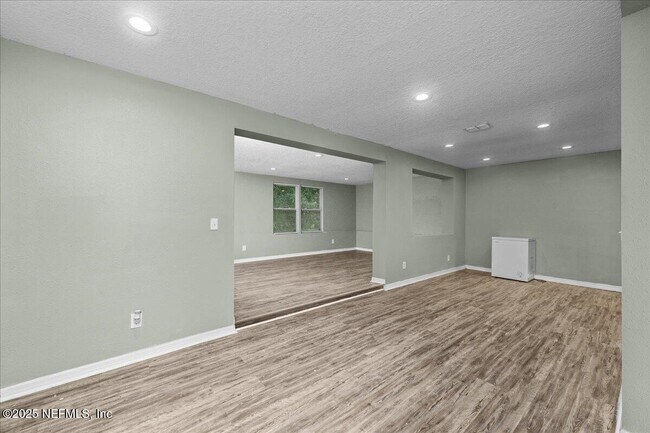 Building Photo - 884 Kennard St