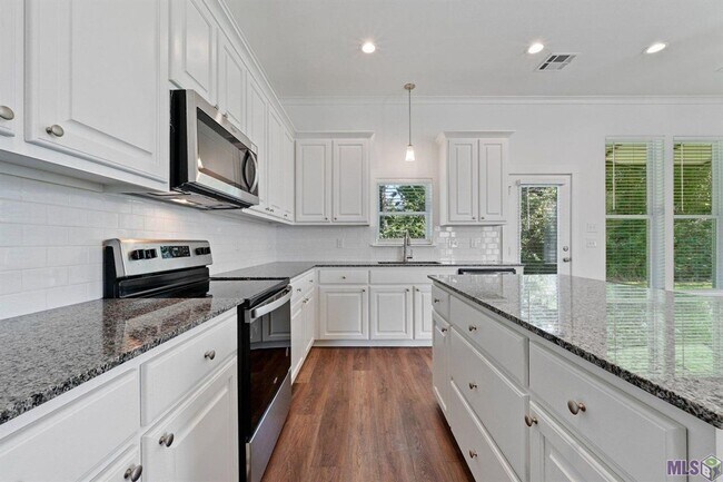 Building Photo - 3 Bed, 2.5 Bath Home Near LSU – Available ...