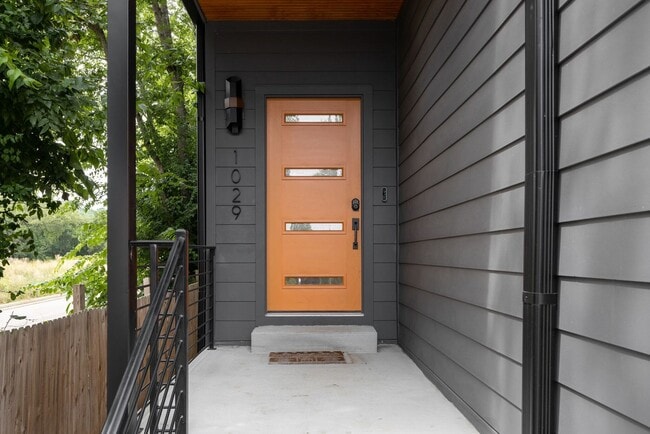 Building Photo - Great modern HPR with garage and view of the river!