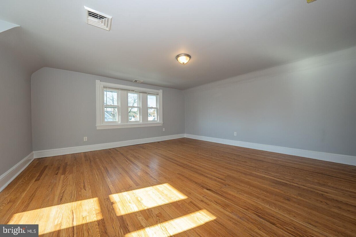 Primary Photo - 211 Grayling Ave